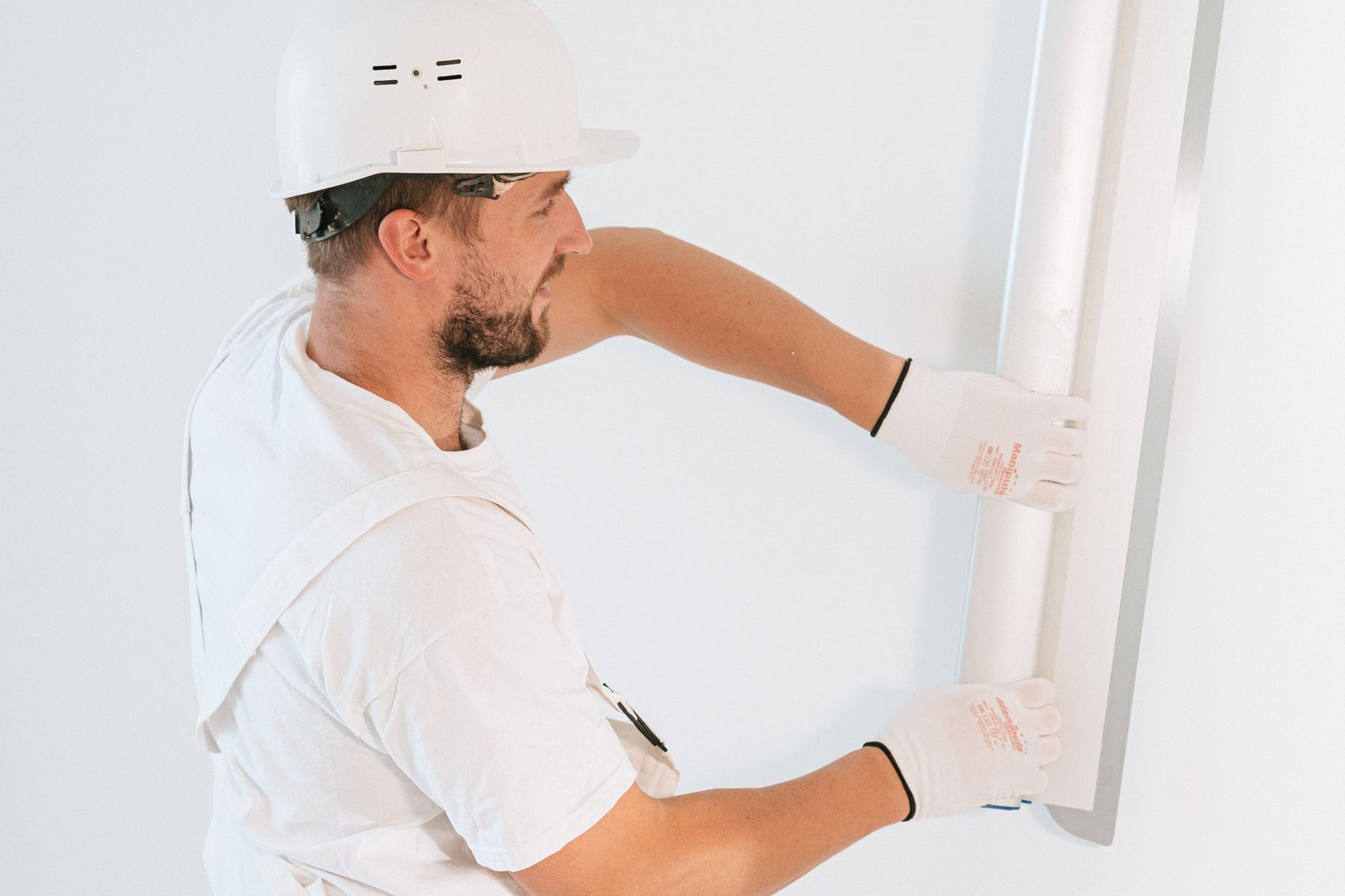 Pose de plaques de plâtre dans un bâtiment en rénovation