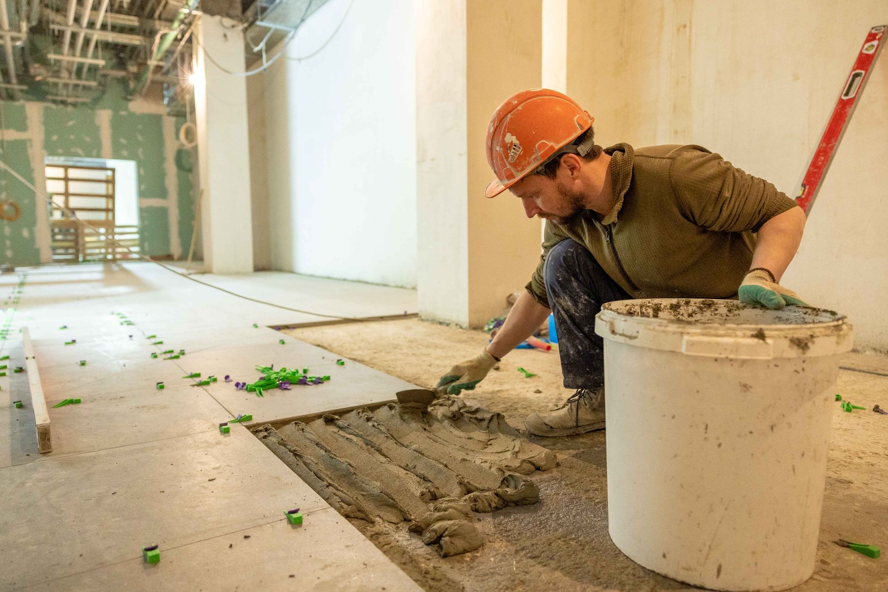 Pose de carrelage sur un chantier de rénovation intérieure