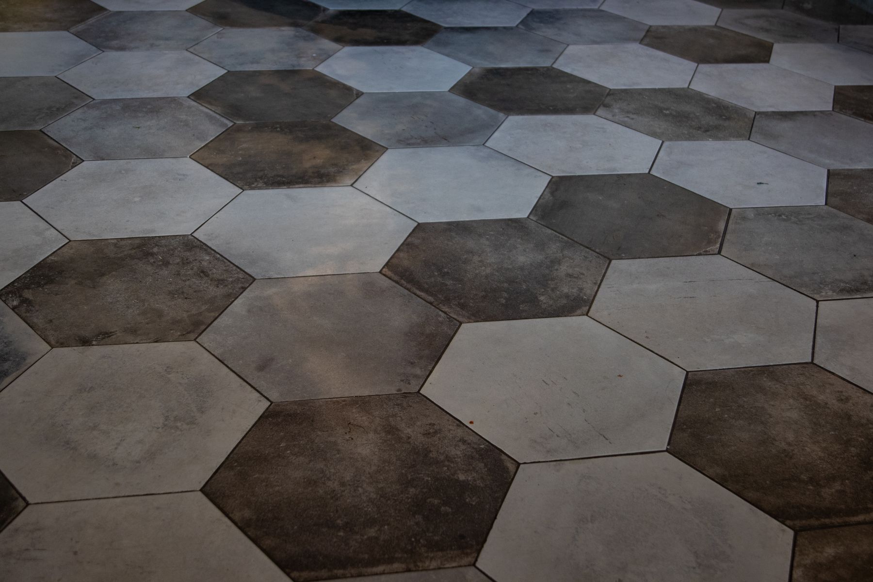Revêtement de sol carrelé à motif hexagonal